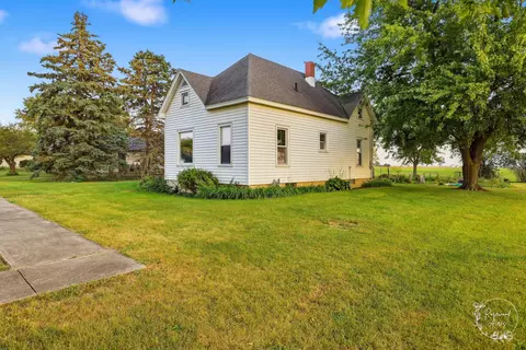 Exterior - 104 E Cleveland St, Cullom, IL 60929 photo 2 of 4