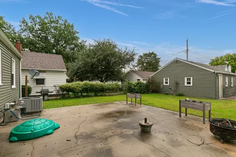 Exterior - 1900 29th St, Moline, IL 61265 photo 5 of 8