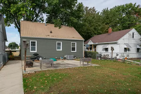 Exterior - 1900 29th St, Moline, IL 61265 photo 4 of 8