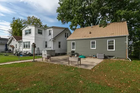 Exterior - 1900 29th St, Moline, IL 61265 photo 3 of 8