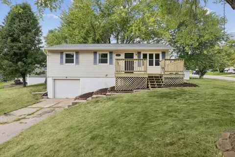 1332 Golden Valley Dr, Bettendorf, IA 52722