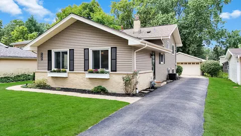130 S Milton Ave, Glen Ellyn, IL 60137