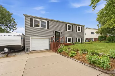 1428 Glenwood Dr, Leclaire, IA 52753