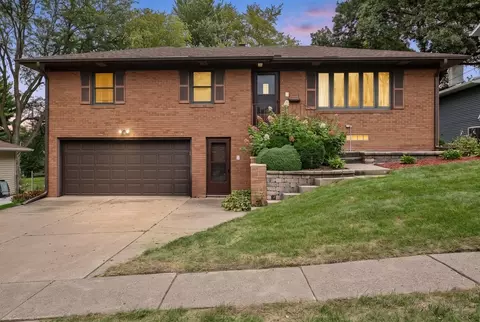 2833 Kelling St, Davenport, IA 52804
