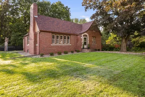 Exterior - 2601 12th St, Moline, IL 61265 photo 5 of 9