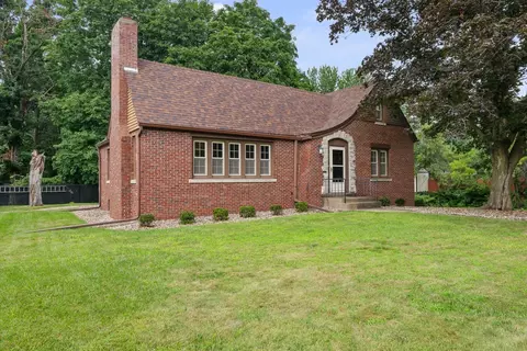 Exterior - 2601 12th St, Moline, IL 61265 photo 2 of 9