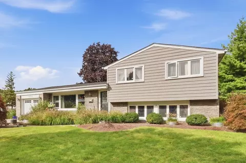 1006 W Frontenac Dr, Arlington Heights, IL 60004