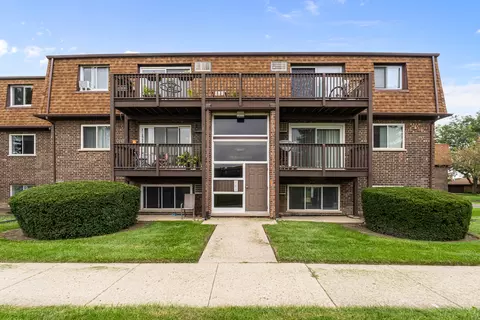 113 Boardwalk St #E, Elk Grove Village, IL 60007