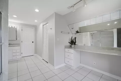 Bath - 1700 Pratt St, Des Plaines, IL 60018 photo 2 of 4