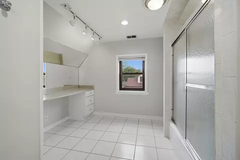 Bath - 1700 Pratt St, Des Plaines, IL 60018 photo 4 of 4
