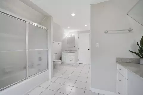Bath - 1700 Pratt St, Des Plaines, IL 60018 photo 3 of 4
