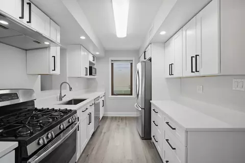 Kitchen - 1700 Pratt St, Des Plaines, IL 60018 photo 2 of 3