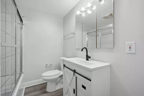Bath - 1700 Pratt St, Des Plaines, IL 60018 photo 1 of 4