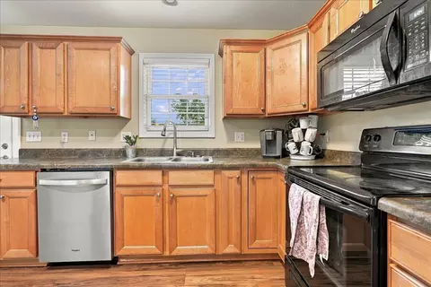 Kitchen - 1706 Glenbridge Rd, Bloomington, IL 61704 photo 4 of 6