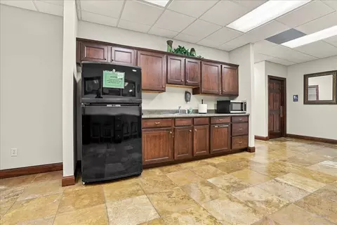 Kitchen - 1706 Glenbridge Rd, Bloomington, IL 61704 photo 5 of 6