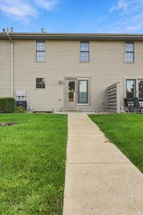 Exterior - 1706 Glenbridge Rd, Bloomington, IL 61704 photo 5 of 8