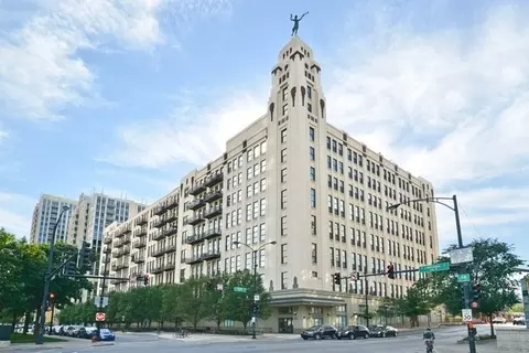 758 N Larrabee St #319, Chicago, IL 60654