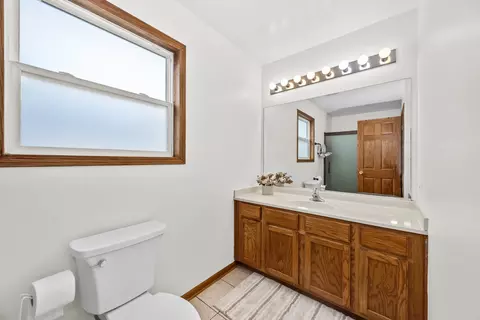 Bath - 5509 Salma St, Plainfield, IL 60586 photo 3 of 4