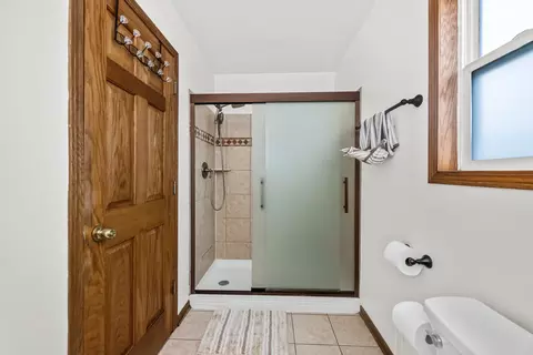 Bath - 5509 Salma St, Plainfield, IL 60586 photo 2 of 4