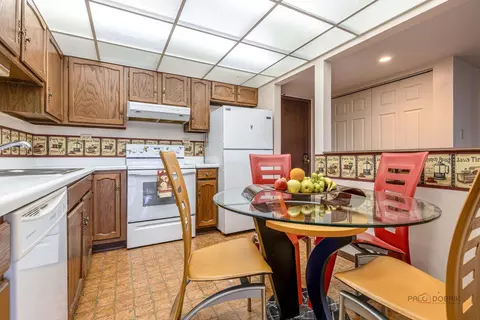 Kitchen - 475 Plum Creek Dr #304, Wheeling, IL 60090 photo 3 of 3