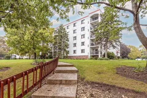 Exterior - 475 Plum Creek Dr #304, Wheeling, IL 60090 photo 2 of 9