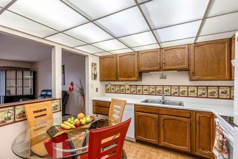 Kitchen - 475 Plum Creek Dr #304, Wheeling, IL 60090 photo 2 of 3
