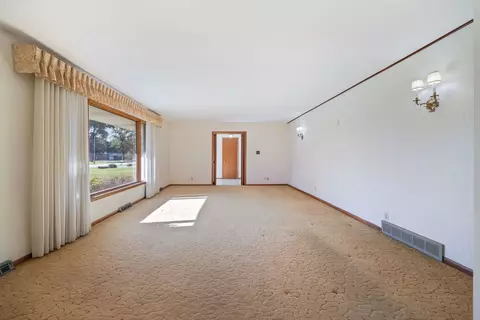 Living - 29 Brookside Ln, Bristol, IL 60512 photo 2 of 4