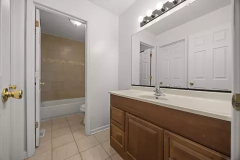Bath - 239 Willow Rd, Matteson, IL 60443 photo 2 of 3