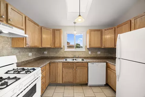 Kitchen - 239 Willow Rd, Matteson, IL 60443 photo 1 of 1