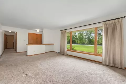Living - 18517 Frontage Rd, Lansing, IL 60438 photo 3 of 5