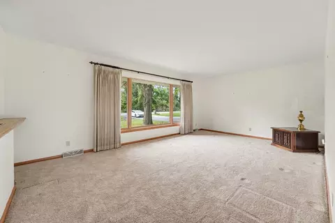 Living - 18517 Frontage Rd, Lansing, IL 60438 photo 5 of 5