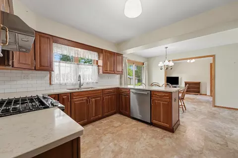 Kitchen - 18517 Frontage Rd, Lansing, IL 60438 photo 2 of 4