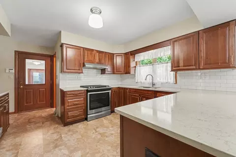 Kitchen - 18517 Frontage Rd, Lansing, IL 60438 photo 4 of 4