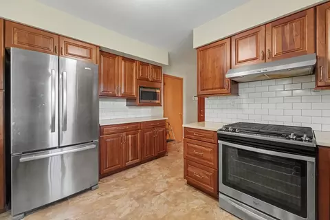 Kitchen - 18517 Frontage Rd, Lansing, IL 60438 photo 3 of 4