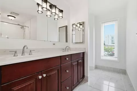 Bath - 1174 E 53rd St, Chicago, IL 60615 photo 2 of 4