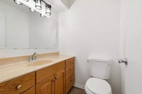 Bath - 1174 E 53rd St, Chicago, IL 60615 photo 1 of 4