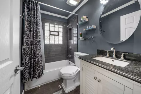 Bath - 960 Becker Ln, Aurora, IL 60505 photo 3 of 3