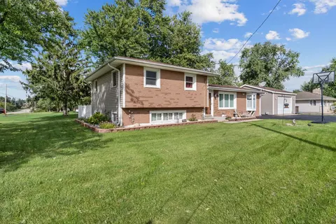 Exterior - 960 Becker Ln, Aurora, IL 60505 photo 2 of 9