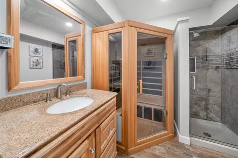 Bath - 960 Becker Ln, Aurora, IL 60505 photo 1 of 3