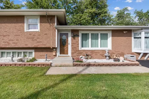 Exterior - 960 Becker Ln, Aurora, IL 60505 photo 1 of 9