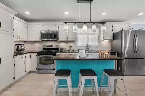 Kitchen - 960 Becker Ln, Aurora, IL 60505 photo 2 of 2