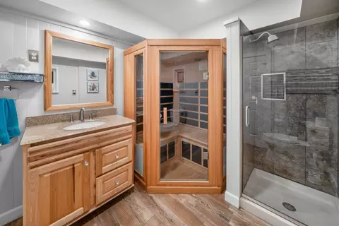 Bath - 960 Becker Ln, Aurora, IL 60505 photo 2 of 3