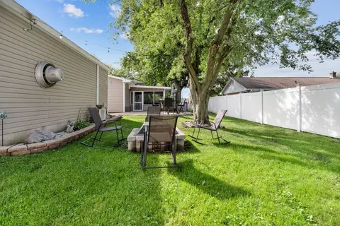Exterior - 960 Becker Ln, Aurora, IL 60505 photo 8 of 9