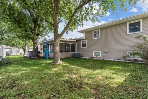 Exterior - 960 Becker Ln, Aurora, IL 60505 photo 7 of 9