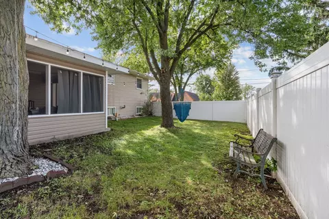 Exterior - 960 Becker Ln, Aurora, IL 60505 photo 6 of 9