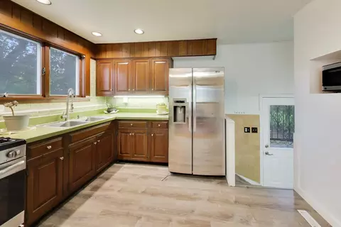 Kitchen - 2183 Laura Ln, Des Plaines, IL 60018 photo 2 of 2