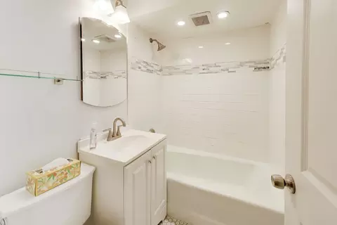 Bath - 2183 Laura Ln, Des Plaines, IL 60018 photo 1 of 1