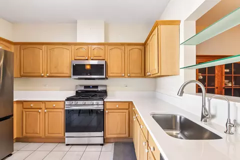 Kitchen - 163 Lucerne Ct, Wheeling, IL 60090 photo 5 of 6
