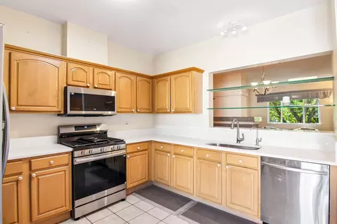 Kitchen - 163 Lucerne Ct, Wheeling, IL 60090 photo 3 of 6