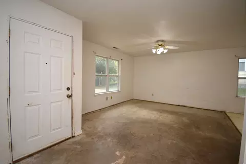 Living - 27 Partner Pl, Bloomington, IL 61701 photo 2 of 4